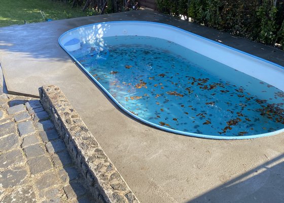Betonová deska kolem bazénu - příprava na finální povrch a zastřešení