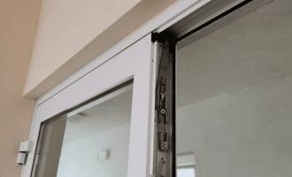 Okna a dveře - zlomená zarážka - stav před realizací