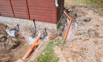 Vybavení studny, položení potrubí k chatě a wc, výměna wc a jeho zapojení
