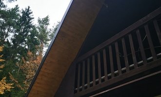 Rekonstrukce střechy,komínu a nový štít místo balkonu v patře chaty