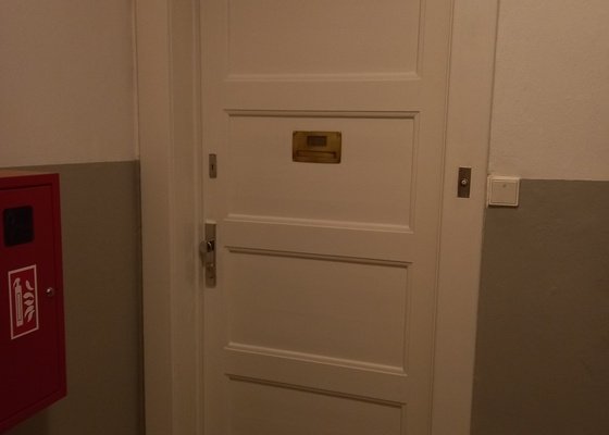 Renovovat staré bytové dveře a obložky, včetně kování v bytě v Praze - 5ks
