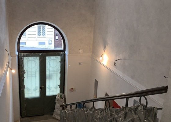 Dekorativní malba stěny a strop vstupu bytového domu