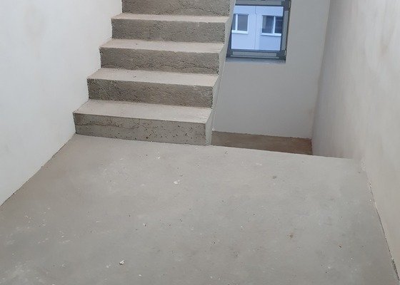 Montáž dlažby na schodiště