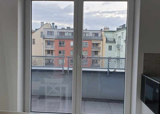 Nove zaluzie do bytu - 4 okna + 1 balkonove dvojite dvere
