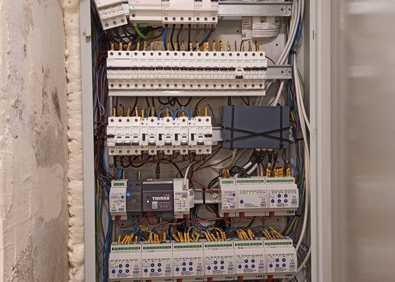 Kompletní chytrá elektroinstalace v bytě KNX