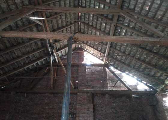 Demolice střechy stodoly