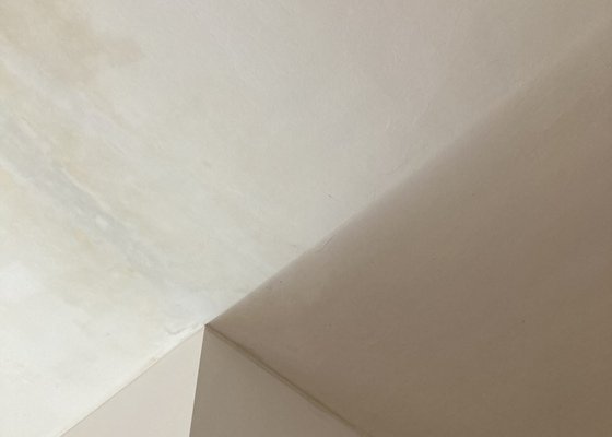 Oškrabání, oprava štuku a vymalování stropu