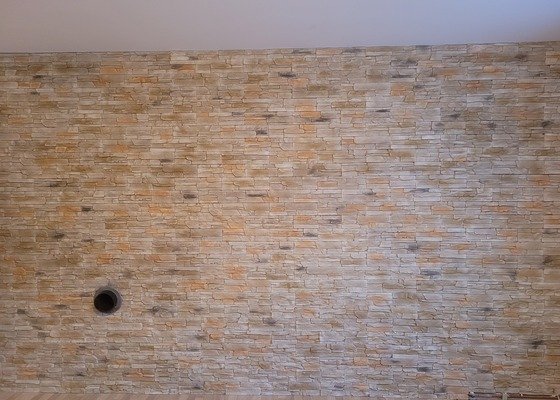 Obložení stěny v obyváku kamenným obkladem + rohu u Kuchyně