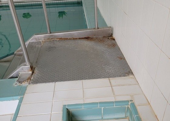 Oprava povrchu nerezových ploch u bazénu