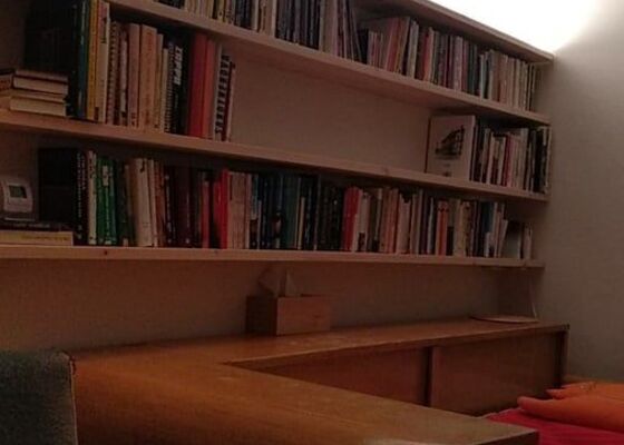 Police na knihy na stěnu