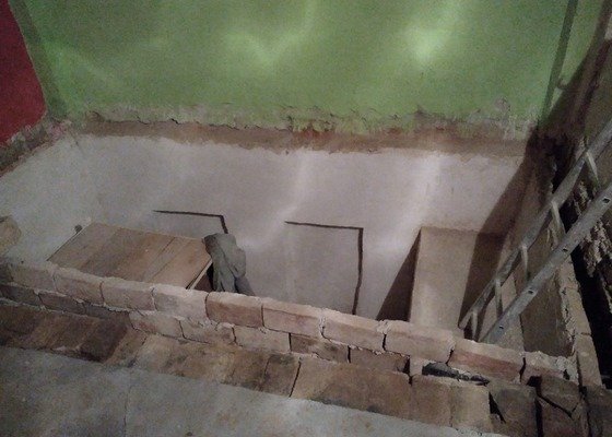 Podlaha horní kůlny, strop spodní menší kůlny