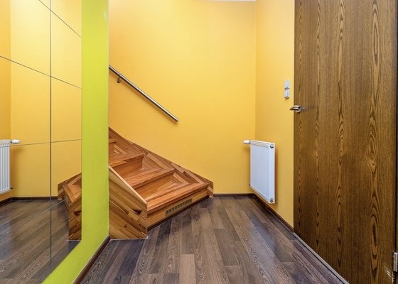 Položení vinylové podlahy do celého bytu (~45 m2) včetně montáže lišt | Výměna interierových dveří včetně zárubně (3x dveře + zárubně, 1x průchozí zárubně bez dveří)