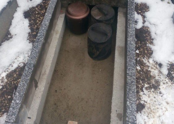 Úprava urnového hrobu na Vinohradském hřbitově