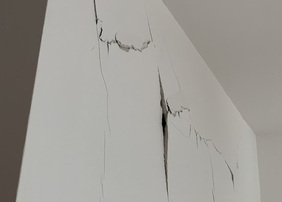 Oprava zdi a prasklin v bytě