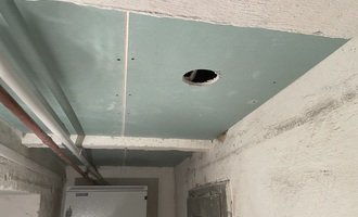 Foukaná izolace v suterénu BD, strop - podhled