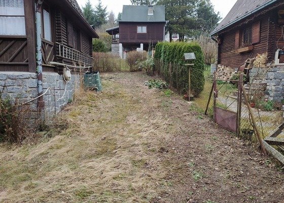 Úklid menší zahrady na chatě, odvoz odpadu