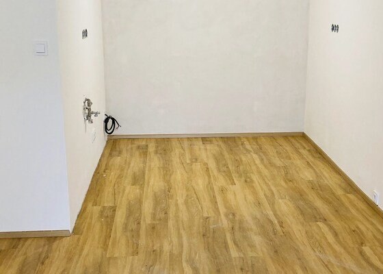 Úprava zdí, vymalování a podlahy v 2kk bytě