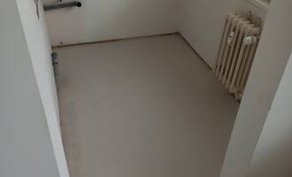 Dodání a pokládka PVC podlahy, nivelační stěrka