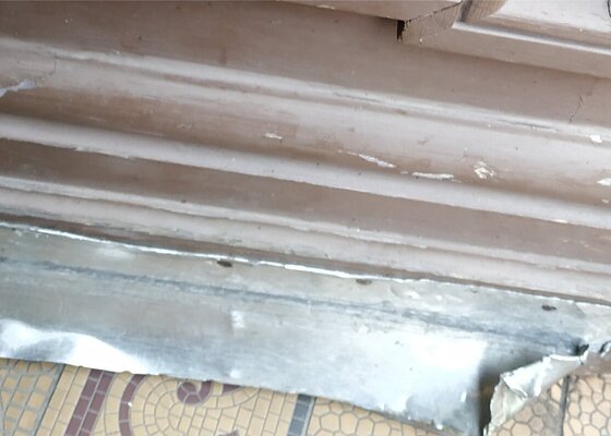 Výměna ochranného kovového krytu u vchodových dveří a oprav zarážky