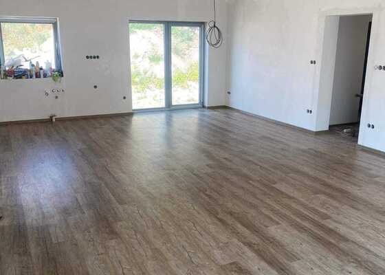Pokládka lepené vinylové podlahy 135 m2 v RD