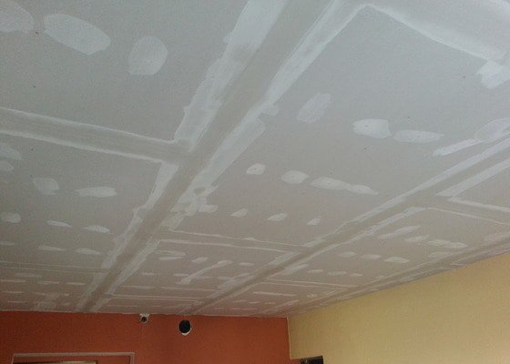 Sádrokarton-strop v obývacím pokoji