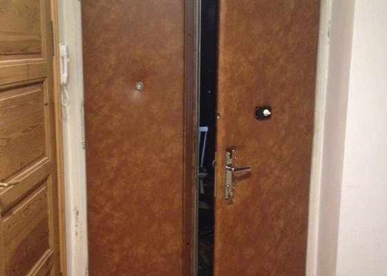 Zabezpečení dvoukřídlých vchodových dveří do bytu