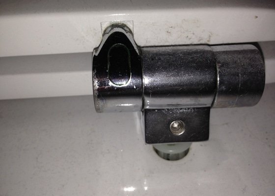 Oprava tekoucího sifonu pod umyvadlem + přišroubování WC prkénka