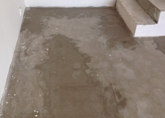 Broušení betonu, vyrovnání podlah samonivelační stěrkou, položení vinylové plovoucí podlahy