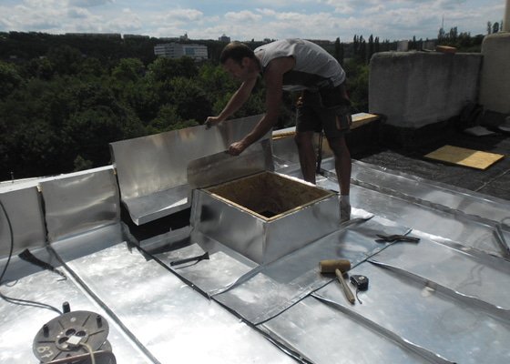Oprava střechy pergoly.