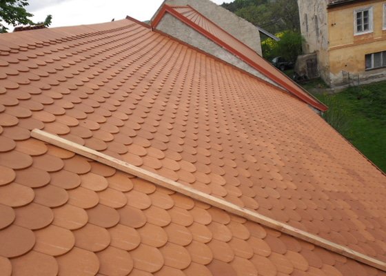 Oprava střechy pergoly.