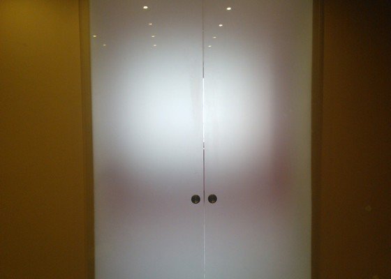 Posuvné celoskleněné dveře,sprchový kout