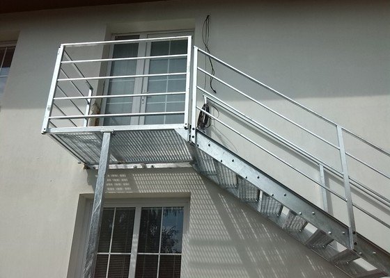 Kovové externí schodiště