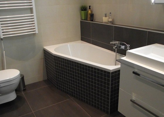 Hnědo béžová moderní koupelna, bílá kuchyně a obývací pokoj do hněda