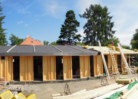 Dodávka a montáž dřevěné konstrukce a krovu rodinného domu 