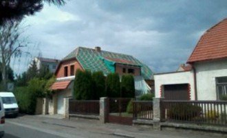 Realizace střechy na klíč včetně demoličních prací na RD v Suchdole
