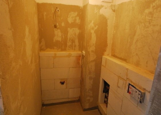 Osazení sanity, obložení a vymalování koupelny