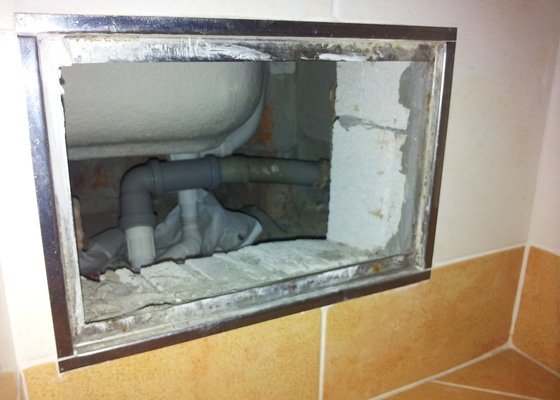 Oprava průsaku vody nejspíš z WC, panelový dům