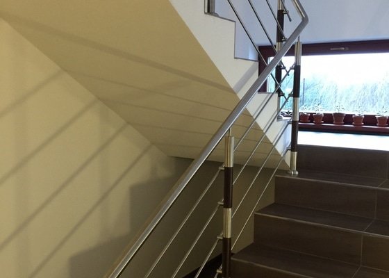 Balkónové zábradlí z nerezi a schodišťové zábradlí