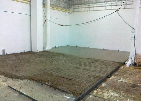 Betonáž podlahy v hale, panelové plochy