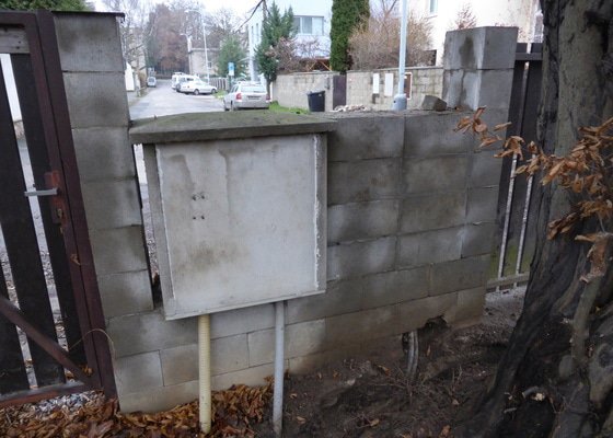 Zednické práce - přezdění plotu pro umístění elektrického rozvaděče.