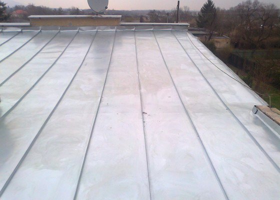 Pokrytí stávající pultové střechy cca 65m2.Sklon 8 až 11 stupnů.