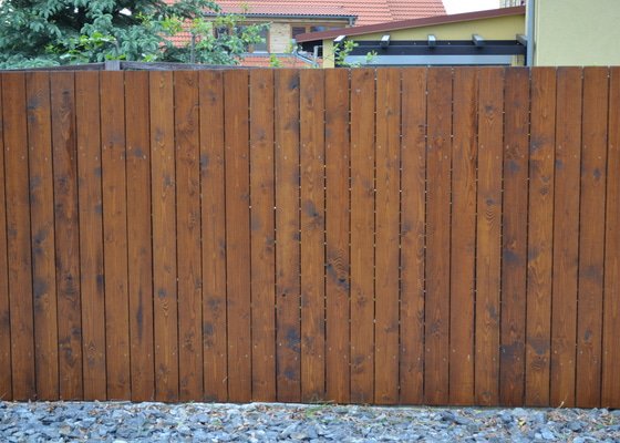 Výměna plotu z pletiva za dřevěné výplně