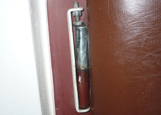 Vstupní dveře do bytu v paneláku nelze otevřít jednou rukou ani zabouchnout