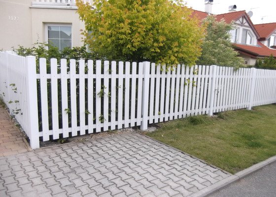 Dřevěný plot + sokl domu