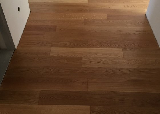 Dřevěná podlaha 70m2 - materiál + pokládka + nivelace