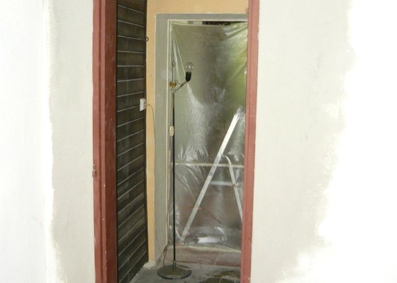 Proražení otvoru pro dveře, vsazení dveřního rámu