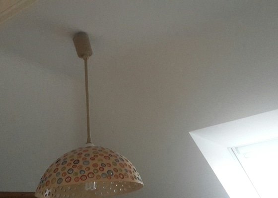 Elektrikář - posunutí lustru ve stropu