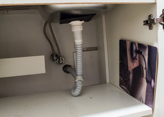 Instalatér – připojení filtru na vodu v kuchyni