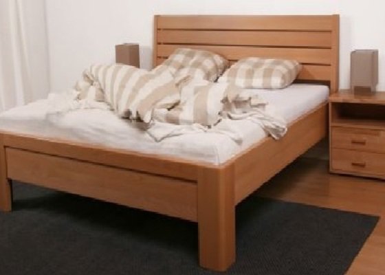 Dřevěný nábytek (postel a komoda)