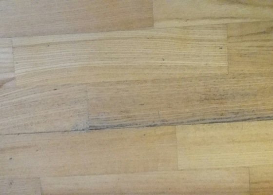Zbroušení a nalakování dřevěné plovoucí podlahy